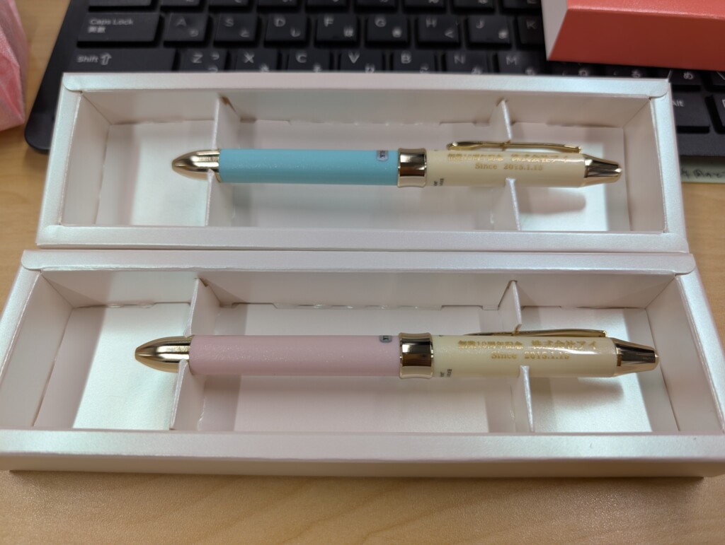 ぺんてるビクーニャEX1シリーズ シエリナ多機能ペン05|本体色:グリーン45本・ピンク35本|本数:80本|名入れ色:金(パッド印刷)